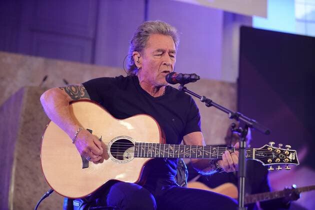 29.04.2022 Frankfurt am Main, Paulskirche Peter Maffay und Band mit Frankfurter Musikpreis ausgezeichnet Nach der Preisverleihung ein kleines Konzert Sänger Peter Maffay an der Gitarre