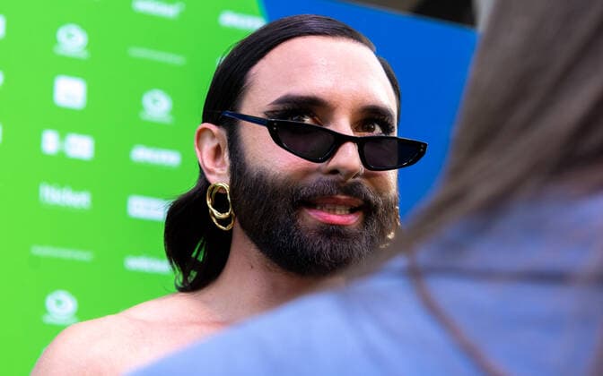 20220429 Amadeus Austrian Music Awards 2022 WIEN, OESTERREICH - 29. APRIL: Moderator und Host Tom Neuwirth a.k.a Conchita am Redcarpet anlaesslich der Verleihung des Amadeus Austria Music Awards 2022 vor dem Wiener Volkstheater am 29. April 2022 in Wien, Oesterreich. 220429_SEPA_17_001 Copyright: xIsabellexOuvrardx SEPAxMedia
