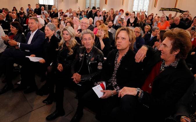 29.04.2022 Frankfurt am Main, Paulskirche Peter Maffay und Band mit Frankfurter Musikpreis ausgezeichnet Sänger Peter Maffay mit Lebensgefährtin Hendrikje Balsmeyer hört gerührt der Laudatio zu