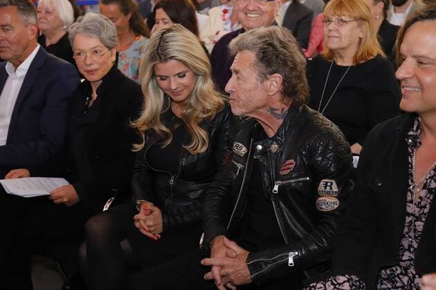 29.04.2022 Frankfurt am Main, Paulskirche Peter Maffay und Band mit Frankfurter Musikpreis ausgezeichnet Sänger Peter Maffay mit Lebensgefährtin Hendrikje Balsmeyer hört gerührt der Laudatio zu