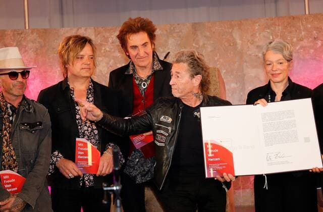 29.04.2022 Frankfurt am Main, Paulskirche Peter Maffay und Band mit Frankfurter Musikpreis ausgezeichnet Preisträger Peter Maffay mit Frankfurts Kulturdezernentin Stadträtin Dr. Ina Hartwig und Mitglieder seiner Band