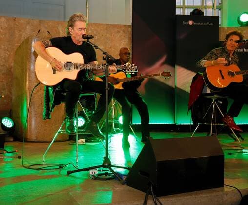 29.04.2022 Frankfurt am Main, Paulskirche Peter Maffay und Band mit Frankfurter Musikpreis ausgezeichnet Nach der Preisverleihung ein kleines Konzert Sänger Peter Maffay an der Gitarre