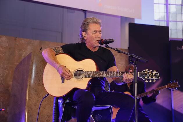 29.04.2022 Frankfurt am Main, Paulskirche Peter Maffay und Band mit Frankfurter Musikpreis ausgezeichnet Nach der Preisverleihung ein kleines Konzert Sänger Peter Maffay an der Gitarre