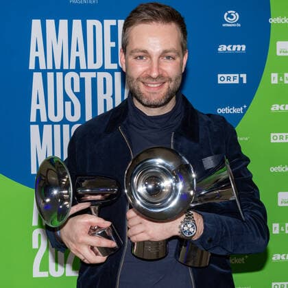 20220429 Amadeus Austrian Music Awards 2022 WIEN, OESTERREICH - 29. APRIL: Der Gewinner in der Kategorie -Song des Jahres, Songwriter des Jahres und Pop-Rock- Musiker Josh nach der Show anslaesslich der Verleihung des Amadeus Austria Music Awards 2022 in der weissen Bar des Wiener Volkstheaters am 29. April 2022 in Wien, Oesterreich. 220429_SEPA_17_033 Copyright: xIsabellexOuvrardx SEPAxMedia