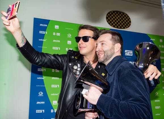 20220429 Amadeus Austrian Music Awards 2022 WIEN, OESTERREICH - 29. APRIL: Der Gewinner in der Kategorie -Hard and Heavy- Marco Pogo alias TurboBier mit dem Gewinner in der Kategorie -Song des Jahres, Songwriter des Jahres und Pop-Rock- Musiker Josh nach der Show anslaesslich der Verleihung des Amadeus Austria Music Awards 2022 in der weissen Bar des Wiener Volkstheaters am 29. April 2022 in Wien, Oesterreich. 220429_SEPA_17_047 Copyright: xIsabellexOuvrardx SEPAxMedia