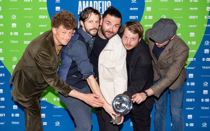 20220429 Amadeus Austrian Music Awards 2022 WIEN, OESTERREICH - 29. APRIL: Die Gewinner in der Kategorie -Alternative- Mundart-Band Granada nach der Show anslaesslich der Verleihung des Amadeus Austria Music Awards 2022 in der weissen Bar des Wiener Volkstheaters am 29. April 2022 in Wien, Oesterreich. 220429_SEPA_17_049 Copyright: xIsabellexOuvrardx SEPAxMedia