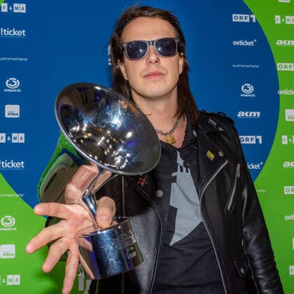 20220429 Amadeus Austrian Music Awards 2022 WIEN, OESTERREICH - 29. APRIL: Der Gewinner in der Kategorie -Hard and Heavy- Marco Pogo alias TurboBier nach der Show anslaesslich der Verleihung des Amadeus Austria Music Awards 2022 in der weissen Bar des Wiener Volkstheaters am 29. April 2022 in Wien, Oesterreich. 220429_SEPA_17_045 Copyright: xIsabellexOuvrardx SEPAxMedia