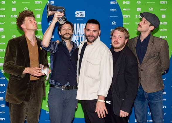 20220429 Amadeus Austrian Music Awards 2022 WIEN, OESTERREICH - 29. APRIL: Die Gewinner in der Kategorie -Alternative- Mundart-Band Granada nach der Show anslaesslich der Verleihung des Amadeus Austria Music Awards 2022 in der weissen Bar des Wiener Volkstheaters am 29. April 2022 in Wien, Oesterreich. 220429_SEPA_17_048 Copyright: xIsabellexOuvrardx SEPAxMedia