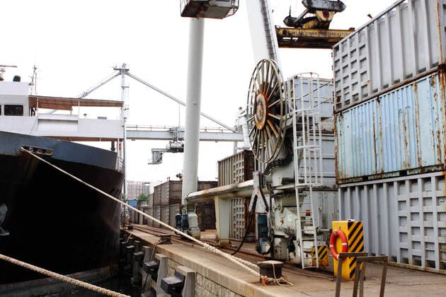 IMAGO Creative: Business, Inflation und Lieferketten cargo cranes at harbor close up , 1817433.jpg, boat, business, cargo, city, complex, construction, container, corporate, crane, destination, dock, economy, environment, factory, harbor, industry, looking, machine, machinery, madero, manufacturing, oil, petrol, port, production, puerto, resource, ship, shipping, sky, south, steel, structure, technology, tourism, unloading, view, wall, warehouse, waterfront, waterway, window, work, ship, open,