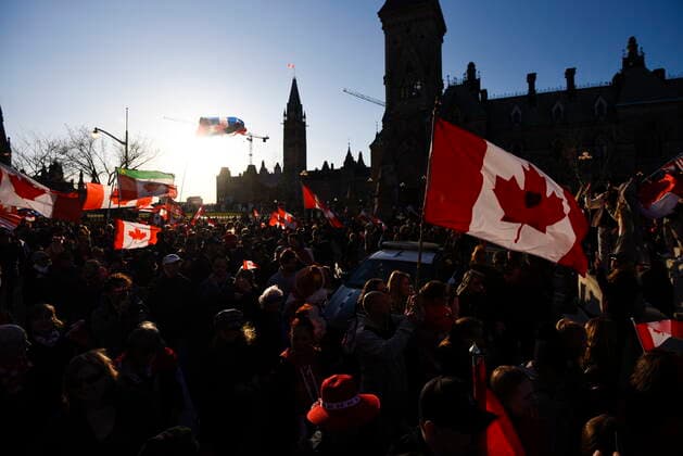 News Bilder des Tages April 29, 2022, Ottawa, ON, CAN: People begin marching along Wellington Street during a demonstration, part of a convoy-style protest participants are calling Rolling ThunderöÄÃ¹, in Ottawa, on Friday, April 29, 2022. Ottawa CAN  - ZUMAc35_ 20220429_zaf_c35_096 Copyright: xJustinxTangx