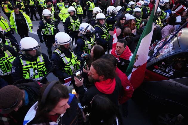 April 29, 2022, Ottawa, ON, CANADA: Protesters confront police during a demonstration, part of a convoy-style protest participants are calling Rolling Thunder , in Ottawa, Friday, April 29, 2022. Ottawa CANADA  - ZUMAc35_ 20220429_zaf_c35_162 Copyright: xSeanxKilpatrickx