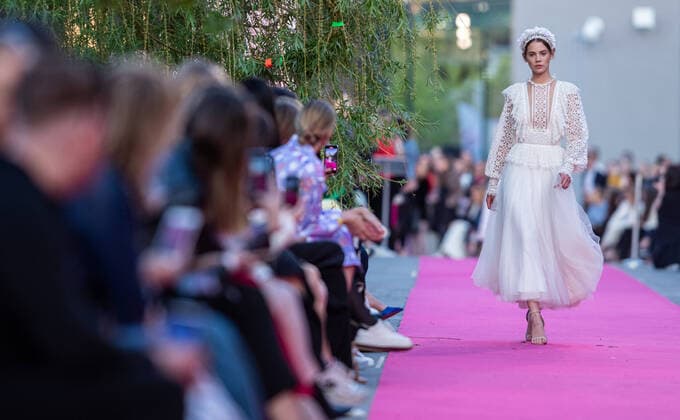 Bilder des Jahres 2022, Entertainment 04 April Entertainment Themen der Woche KW17 Entertainment Bilder des Tages Daalarna Fashion Show 2022 A model presents a creation by Hungarian designer Anita Benes 20th anniversary wedding collection during Daalarna Fashion Show on Apr. 29, 2022 at Millenaris-SzÃ llkapu Park in Budapest, Hungary. Budapest Hungary  Copyright: xRobertxSzaniszlox originalFilename: szaniszlo-notitle220429_npPIG.jpg