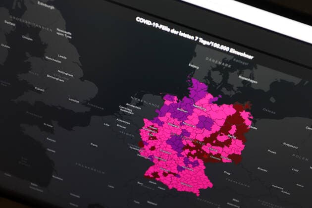 Dashboard des RKI, die 7-Tage-Inzidenz liegt nun bei 717,4 7-Tage-Inzidenz, Dashboard des RKI auf einem Monitor am 30.04.2022 in Siegen Deutschland.