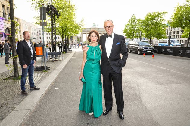 Bundespresseball im Hotel Adlon Kempinski in in Berlin Friedrich Merz mit Ehefrau Charlotte Bundespresseball im Hotel Adlon Kempinski in in Berlin *** Federal Press Ball at the Hotel Adlon Kempinski in in Berlin Friedrich Merz with wife Charlotte Federal Press Ball at the Hotel Adlon Kempinski in in Berlin Copyright: xEventpressx