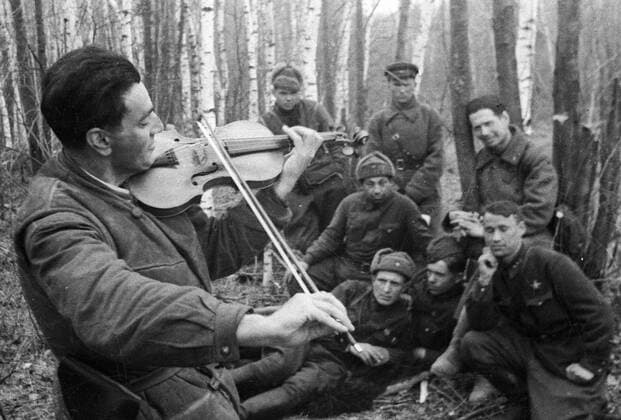RUZINOV VIOLIN GREAT PATRIOTIC WAR 60694 30.04.1942 Violinist Solomon Ruzinov plays for his comrades-in-arms. Vladimir Sputnik Russia  Copyright: xVladimirx