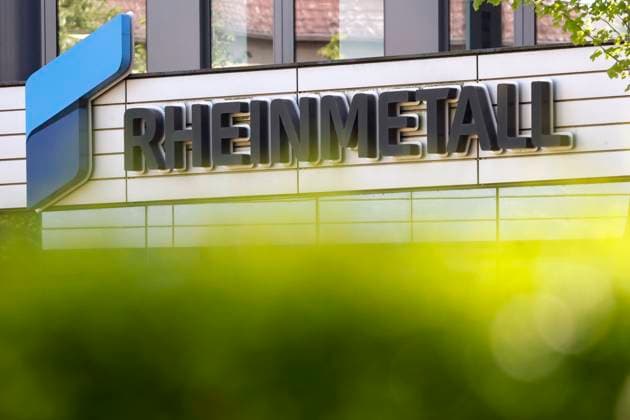 Das Rheinmetall-Logo auf dem Gebäude der Rheinmetall AG. Der Düsseldorfer Rüstungskonzern und Automobilzulieferer will viele Panzer an die Ukraine liefern und hat bereits die Lieferung von Panzern des Typs Leopard 1 bei der Bundesregierung beantragt. (Themenbild, Symbolbild) Düsseldorf, 29.04.2022 NRW Deutschland *** The Rheinmetall logo on the building of Rheinmetall AG The Düsseldorf-based arms manufacturer and automotive supplier wants to supply many tanks to Ukraine and has already applied to the German government for the delivery of Leopard 1 tanks Topic image, symbol image Düsseldorf, 29 04 2022 NRW Germany Copyright: xChristophxHardtx