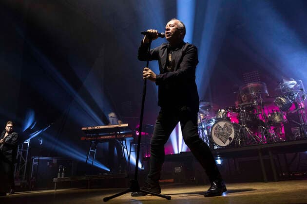 Jim Kerr von den Simple Minds live bei einem Konzert der Celebrating 40 Years of Hits -Tour in der Thüringenhalle. Erfurt, 29.04.2022