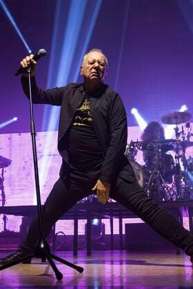 Jim Kerr von den Simple Minds live bei einem Konzert der Celebrating 40 Years of Hits -Tour in der Thüringenhalle. Erfurt, 29.04.2022