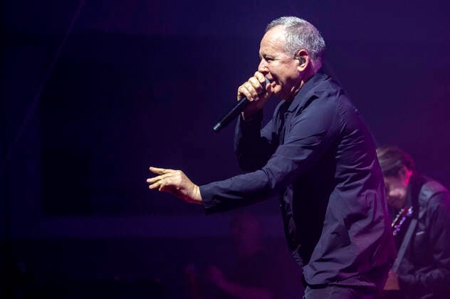 Jim Kerr von den Simple Minds live bei einem Konzert der Celebrating 40 Years of Hits -Tour in der Thüringenhalle. Erfurt, 29.04.2022