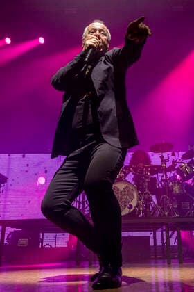 Jim Kerr von den Simple Minds live bei einem Konzert der Celebrating 40 Years of Hits -Tour in der Thüringenhalle. Erfurt, 29.04.2022
