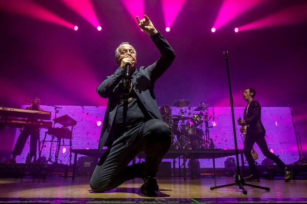 Jim Kerr von den Simple Minds live bei einem Konzert der Celebrating 40 Years of Hits -Tour in der Thüringenhalle. Erfurt, 29.04.2022