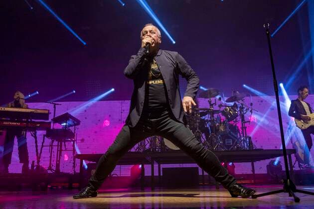 Jim Kerr von den Simple Minds live bei einem Konzert der Celebrating 40 Years of Hits -Tour in der Thüringenhalle. Erfurt, 29.04.2022