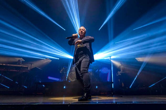 Jim Kerr von den Simple Minds live bei einem Konzert der Celebrating 40 Years of Hits -Tour in der Thüringenhalle. Erfurt, 29.04.2022