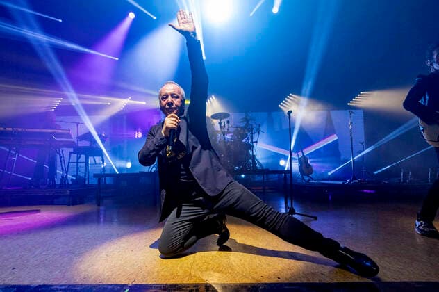 Jim Kerr von den Simple Minds live bei einem Konzert der Celebrating 40 Years of Hits -Tour in der Thüringenhalle. Erfurt, 29.04.2022