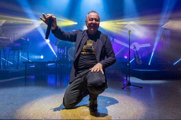 Jim Kerr von den Simple Minds live bei einem Konzert der Celebrating 40 Years of Hits -Tour in der Thüringenhalle. Erfurt, 29.04.2022