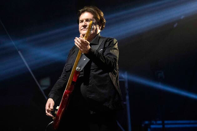 Charlie Burchill von den Simple Minds live bei einem Konzert der Celebrating 40 Years of Hits -Tour in der Thüringenhalle. Erfurt, 29.04.2022