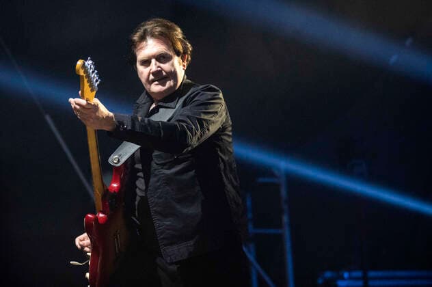 Charlie Burchill von den Simple Minds live bei einem Konzert der Celebrating 40 Years of Hits -Tour in der Thüringenhalle. Erfurt, 29.04.2022