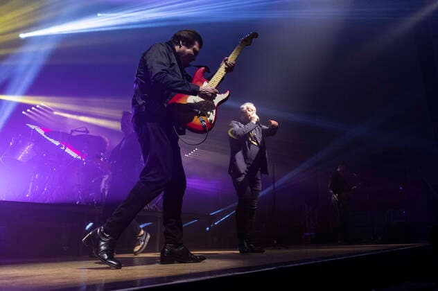 Charlie Burchill und Jim Kerr von den Simple Minds live bei einem Konzert der Celebrating 40 Years of Hits -Tour in der Thüringenhalle. Erfurt, 29.04.2022
