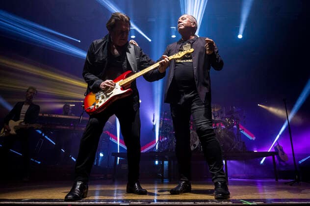Charlie Burchill und Jim Kerr von den Simple Minds live bei einem Konzert der Celebrating 40 Years of Hits -Tour in der Thüringenhalle. Erfurt, 29.04.2022