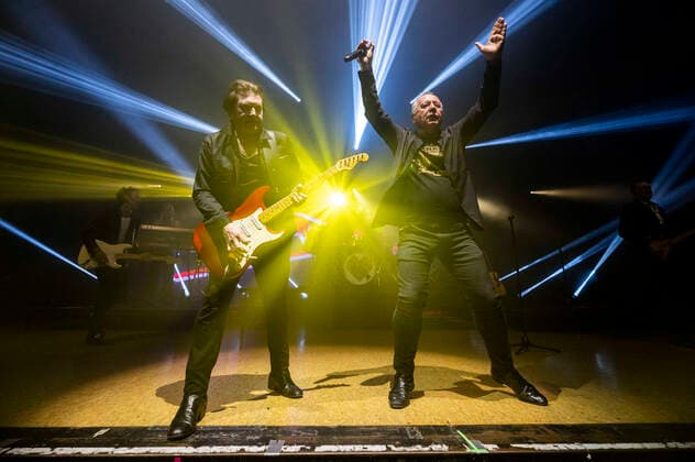 Charlie Burchill und Jim Kerr von den Simple Minds live bei einem Konzert der Celebrating 40 Years of Hits -Tour in der Thüringenhalle. Erfurt, 29.04.2022
