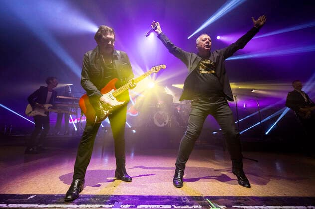 Charlie Burchill und Jim Kerr von den Simple Minds live bei einem Konzert der Celebrating 40 Years of Hits -Tour in der Thüringenhalle. Erfurt, 29.04.2022