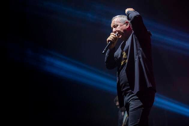 Jim Kerr von den Simple Minds live bei einem Konzert der Celebrating 40 Years of Hits -Tour in der Thüringenhalle. Erfurt, 29.04.2022
