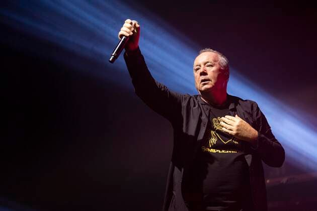 Jim Kerr von den Simple Minds live bei einem Konzert der Celebrating 40 Years of Hits -Tour in der Thüringenhalle. Erfurt, 29.04.2022