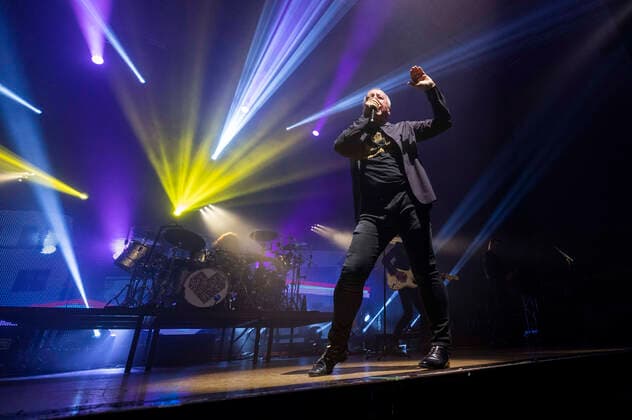 Jim Kerr von den Simple Minds live bei einem Konzert der Celebrating 40 Years of Hits -Tour in der Thüringenhalle. Erfurt, 29.04.2022