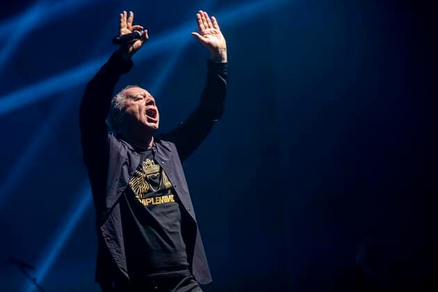 Jim Kerr von den Simple Minds live bei einem Konzert der Celebrating 40 Years of Hits -Tour in der Thüringenhalle. Erfurt, 29.04.2022