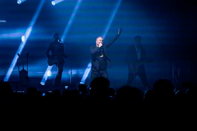 Jim Kerr von den Simple Minds live bei einem Konzert der Celebrating 40 Years of Hits -Tour in der Thüringenhalle. Erfurt, 29.04.2022