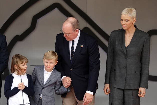 Prinzessin Gabriella, Pinz Jacques, Fürst Albert von Monaco und Fürstin Charlene von Monaco, Siegerehrung Formel E FIA Weltmeisterschaft, Saison 8, Monaco E- Prix, 30.04.2022, MCO012).