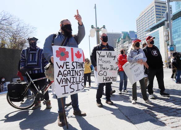 April 30, 2022, Ottawa, ON, Canada: Counter protestors watch a demonstration, part of a convoy-style protest participants are calling Rolling Thunder , in Ottawa, on Saturday, April 30, 2022. Ottawa Canada  - ZUMAc35_ 20220430_zaf_c35_035 Copyright: xPatrickxDoylex