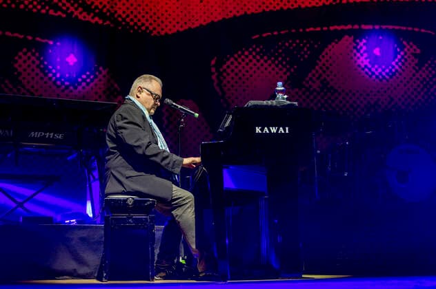 Heinz Rudolf Kunze mit Band live bei einem Konbzert seiner Der Wahrheit die Ehre -Tour in der Thüringenhalle. Erfurt, 30.04.2022