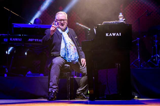 Heinz Rudolf Kunze mit Band live bei einem Konbzert seiner Der Wahrheit die Ehre -Tour in der Thüringenhalle. Erfurt, 30.04.2022