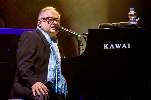 Heinz Rudolf Kunze mit Band live bei einem Konbzert seiner Der Wahrheit die Ehre -Tour in der Thüringenhalle. Erfurt, 30.04.2022