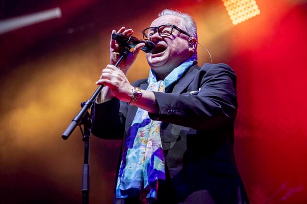 Heinz Rudolf Kunze mit Band live bei einem Konbzert seiner Der Wahrheit die Ehre -Tour in der Thüringenhalle. Erfurt, 30.04.2022