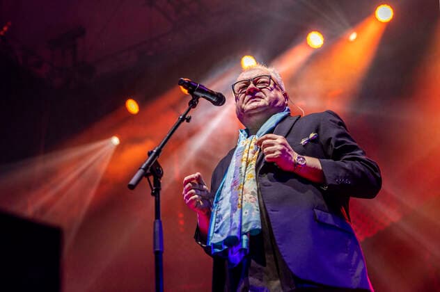 Heinz Rudolf Kunze mit Band live bei einem Konbzert seiner Der Wahrheit die Ehre -Tour in der Thüringenhalle. Erfurt, 30.04.2022