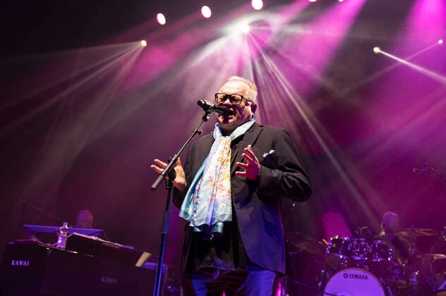 Heinz Rudolf Kunze mit Band live bei einem Konbzert seiner Der Wahrheit die Ehre -Tour in der Thüringenhalle. Erfurt, 30.04.2022
