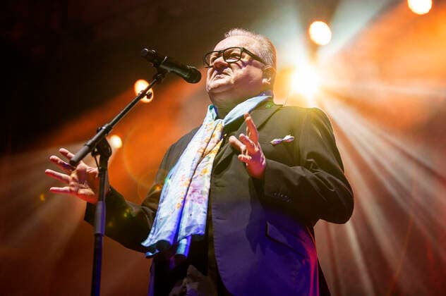 Heinz Rudolf Kunze mit Band live bei einem Konbzert seiner Der Wahrheit die Ehre -Tour in der Thüringenhalle. Erfurt, 30.04.2022