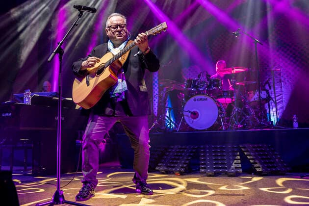 Heinz Rudolf Kunze mit Band live bei einem Konbzert seiner Der Wahrheit die Ehre -Tour in der Thüringenhalle. Erfurt, 30.04.2022